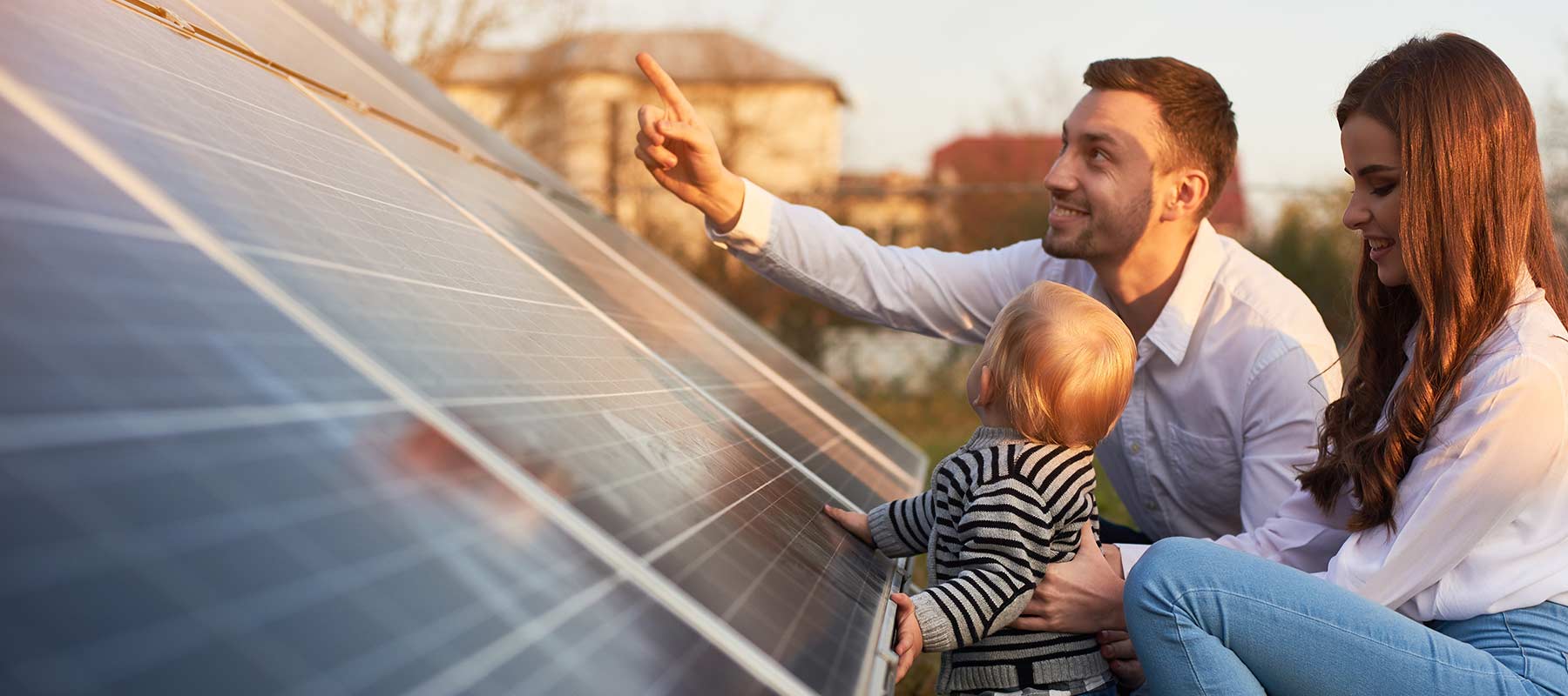 Junge Familie mit PV Anlage